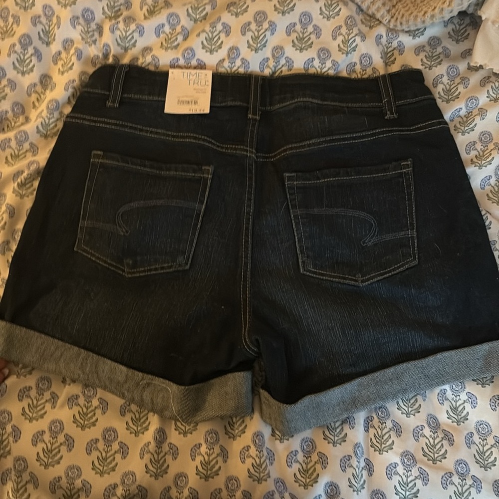 Dark denim 4 inch jean shorts, size 6 - Picture 2 of 3